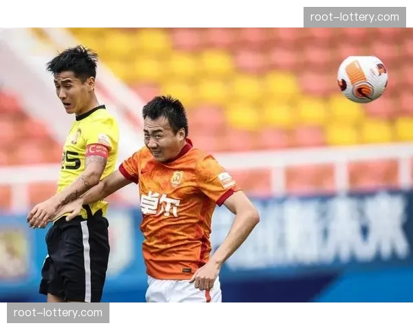 青岛西海岸定位球致胜 戴维森82分钟绝杀展现关键球处理能力